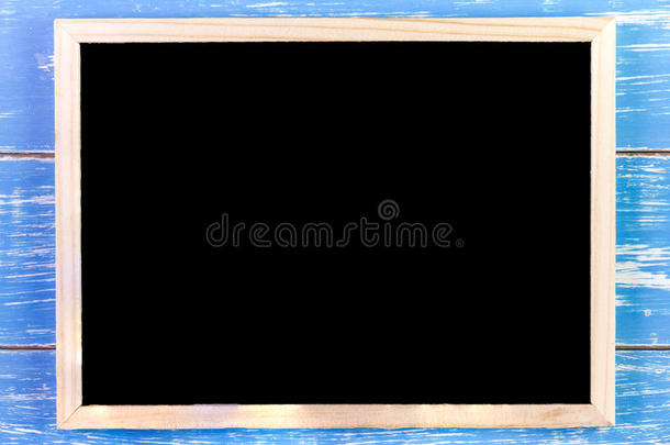 木制桌子上的空白黑板。模板模拟添加您