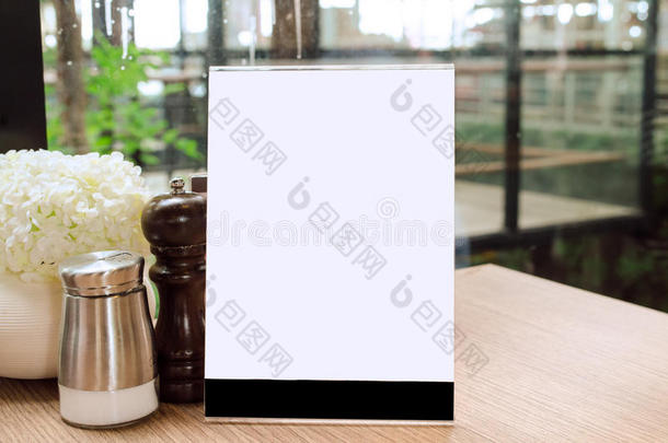 餐厅咖啡厅桌子上的空白菜单框，具有复古风格