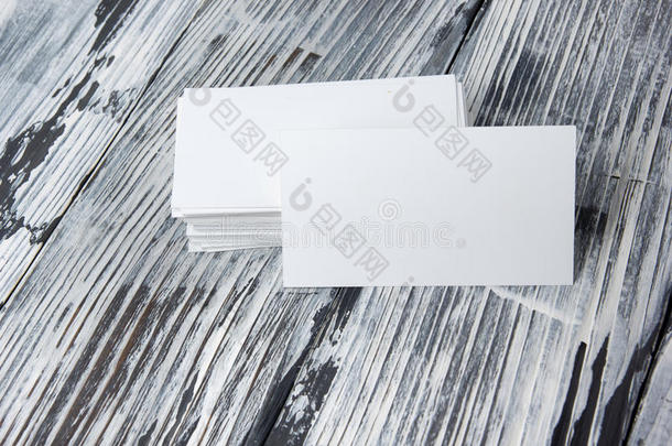 空白公司身份模板包装名片在木桌上。