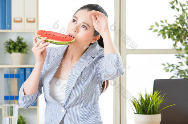 在办公室里夏天感觉很热，吃水果西瓜