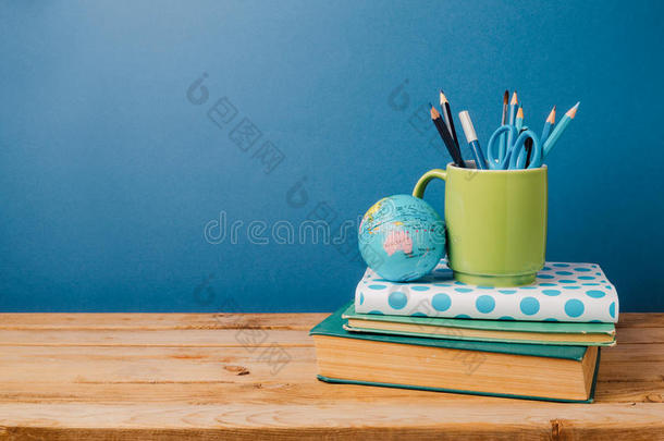 回到学校的概念，把书和铅笔放在木桌上的杯子里
