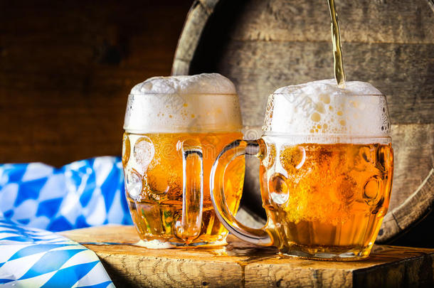 啤酒。 啤酒节。两杯冷饮。 生啤。 喝啤酒。 金色啤酒。 金色啤酒。 两杯金色啤酒，上面有泡沫。 吃冷啤酒