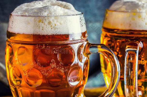 啤酒。 啤酒节。两杯冷饮。 生啤。 喝啤酒。 金色啤酒。 金色啤酒。 两杯金色啤酒，上面有泡沫。 吃冷啤酒