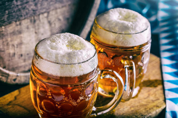 啤酒。 啤酒节。两杯冷饮。 生啤。 喝啤酒。 <strong>金色</strong>啤酒。 <strong>金色</strong>啤酒。 两杯<strong>金色</strong>啤酒，上面有泡沫。 吃冷啤酒