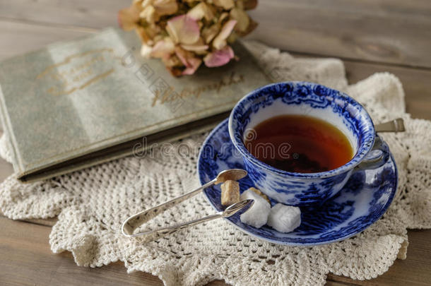 花边布上的青花瓷茶杯和茶托
