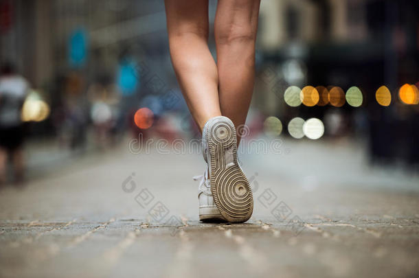 女脚穿着<strong>运动鞋</strong>在城市街道<strong>跑步</strong>。 早上在城市里跑着漂亮腿的女人