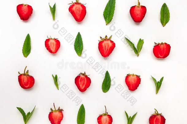 草莓和薄荷叶五颜六色的明亮图案。 平躺在白色背景上