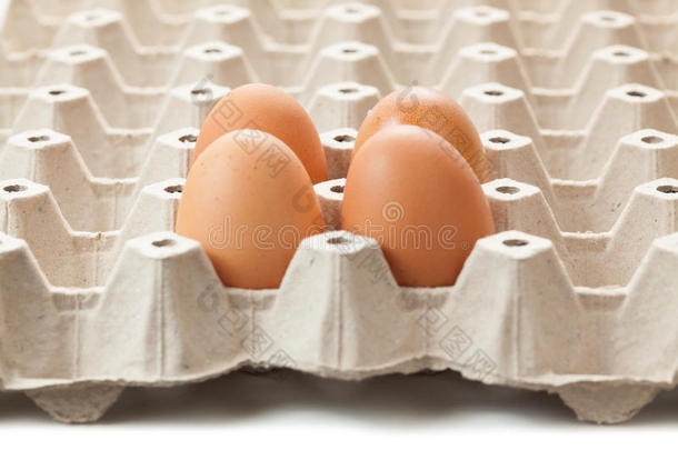 在抹布上关闭4个鸡蛋。 或者纸<strong>箱包</strong>装。