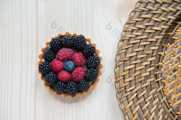带草莓、黑莓和<strong>蓝莓</strong>的<strong>蛋糕</strong>篮。 <strong>蛋糕</strong>篮，草莓，黑莓和<strong>蓝莓</strong>白色