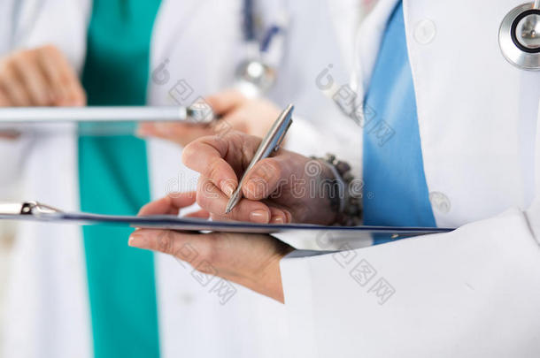 近距离观看医生的手做一些笔记