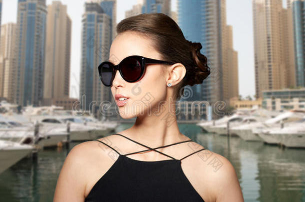 漂亮的年轻女人戴着优雅的黑色太阳镜