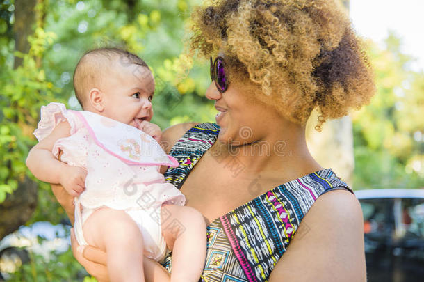 非洲裔美国母亲亲吻婴儿