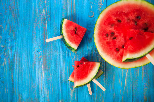 新鲜西瓜冰棒，美味的新鲜夏季水果甜甜点