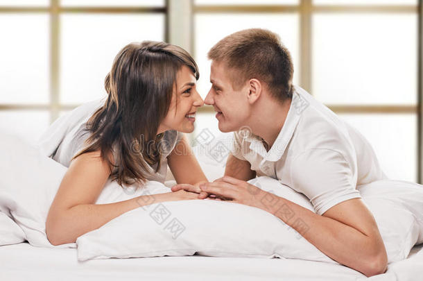 幸福的夫妻躺在床上