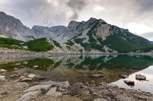 令人惊叹的<strong>中国山</strong>峰和湖泊，皮林山的全景