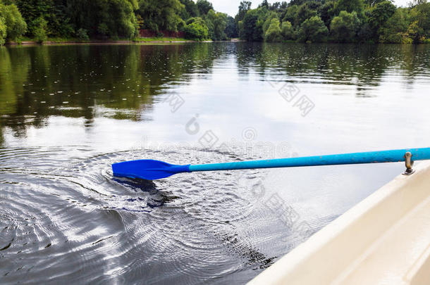 夏天在城市池塘里用桨划船