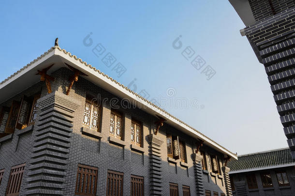 阳光明媚的午后天空中仿古的<strong>中国传统建筑</strong>