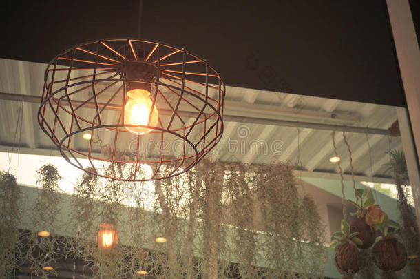 爱迪生的灯泡和现代风格的灯。 暖色调灯泡灯。 咖啡店的灯。