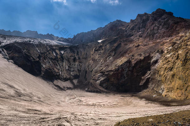 穆特诺夫斯基火山内的冰冻火山口湖