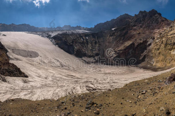 穆特诺夫斯基火山内的冰冻火山口湖