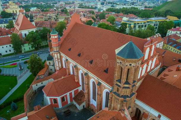 空中飞行。 维尔纽斯，立陶宛：圣安妮和伯纳丁教堂