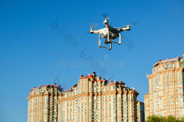 无人机四翼直升机与数码相机飞越城市