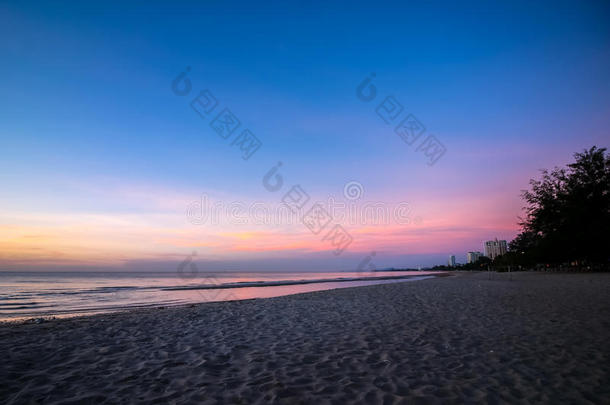 美丽的日落日出背景在海滩与剪影山
