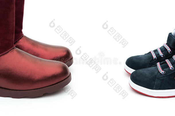 黑色的鞋子给儿子，红色的鞋子给妈妈作为亲子关系的概念