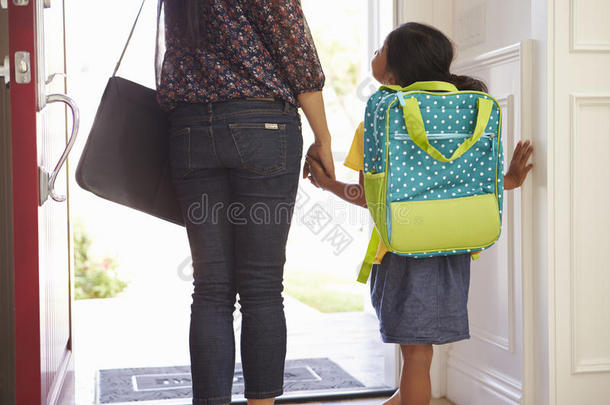 关闭母亲和女儿离开学校