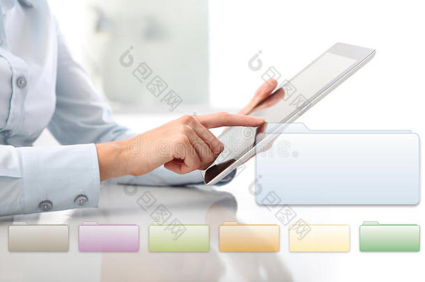 手触摸屏幕平板电脑与信息图形