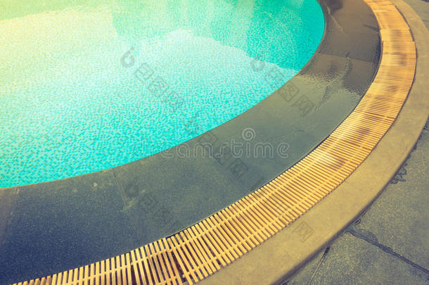 蓝色游泳池荡漾着水。 (过滤后的图像处理vi