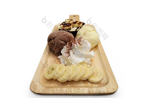 巧克力熔岩蛋糕配香草冰淇淋