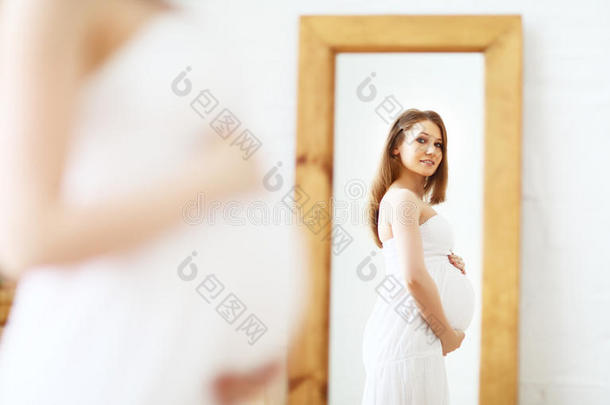 幸福孕妇照镜子