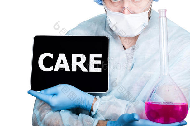 医生穿着手术制服，拿着粉红色的烧瓶和带护理标志的数字平板电脑。 互联网技术和网络