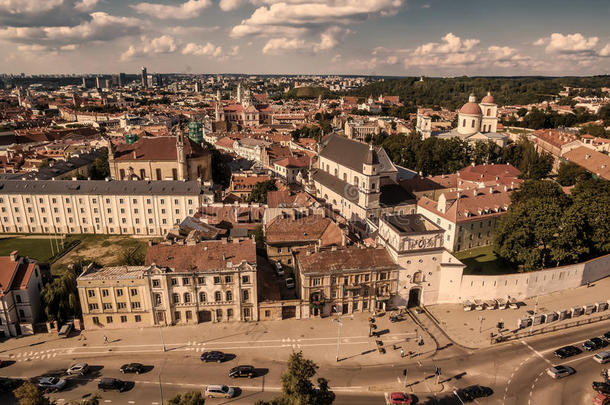 空中飞行。 立陶宛维尔纽斯的老城：黎明的大门