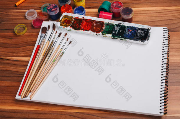 素描、水彩颜料和画笔相册