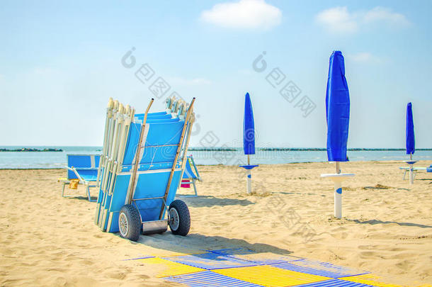 夏天结束时，海滩躺椅关闭伞