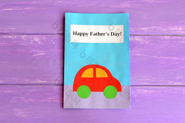 带有文字的贺卡。 父亲节快乐。 明信片孤立在紫色的木制背景上