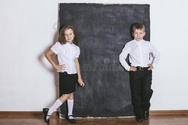 小学男孩和女孩在班级背景板岩