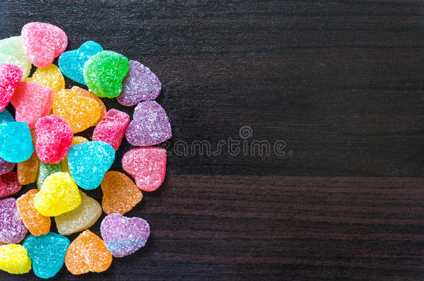 彩色果冻立方体糖果在木地板/糖果。 背景上的果冻糖果。 背景上的果冻糖果。