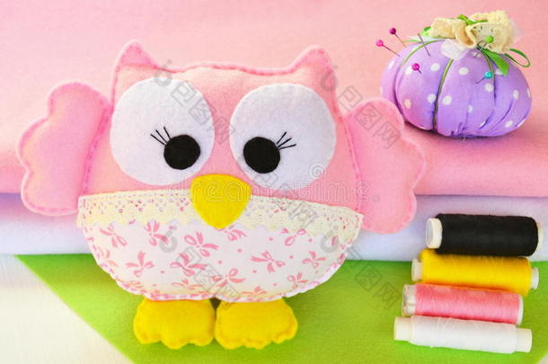 可爱的猫头鹰玩具是由毛毡和织物制成的。 <strong>家居装饰</strong>。 一个孩子的玩具。 简单的工艺品给孩子和初学者