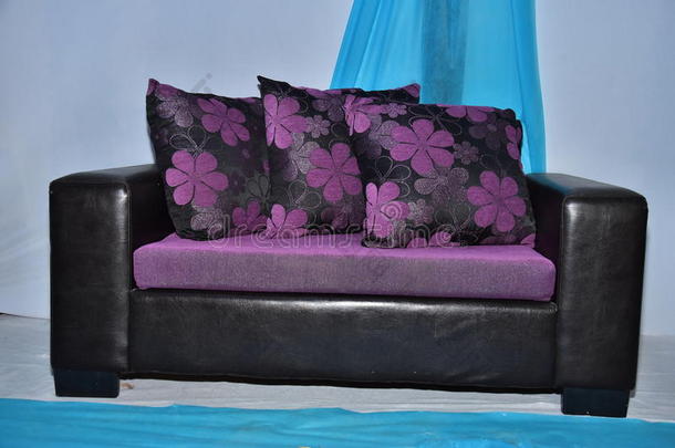 黑色沙发，白色蓝色背景上有紫色的垫子