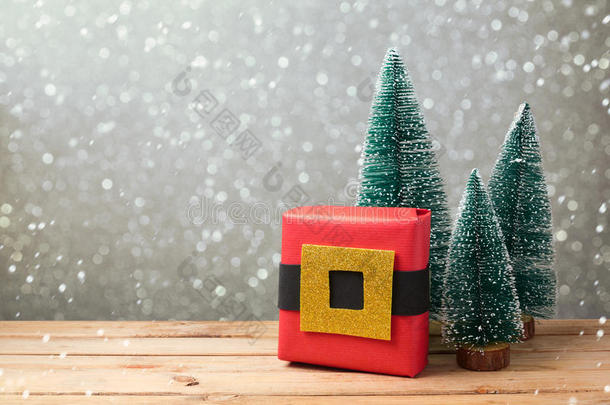 圣诞礼品盒，自制<strong>创意包装</strong>在木桌上的背景