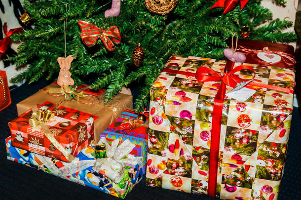 在圣诞树下<strong>盛装</strong>的是装有礼物的盒子