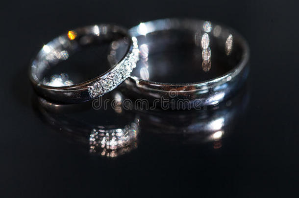 婚礼当天细节-两枚可爱的金色结婚戒指