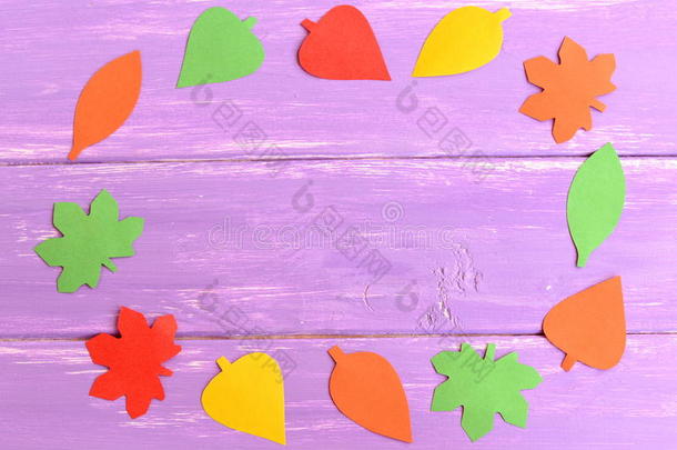 从彩色纸上剪下的落叶。 孩子的秋季背景，学龄前儿童。 上面的风景