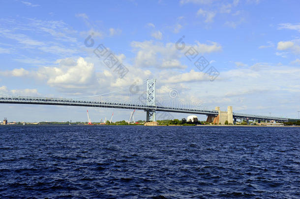 本杰明富兰克林桥，正式称为富兰克林桥，<strong>跨越</strong>特拉华河，加入费城