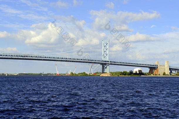 本杰明富兰克林桥，正式称为富兰克林桥，<strong>跨越</strong>特拉华河，加入费城