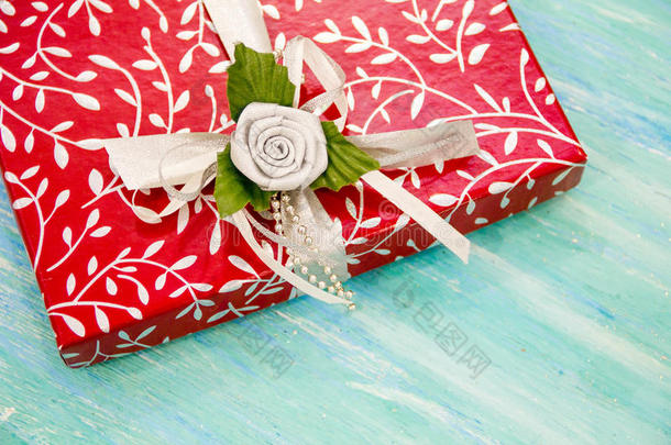 圣诞卡红色礼品盒，带银丝带。 宴会邀请企业活动装饰绿松石破旧的桌子木制