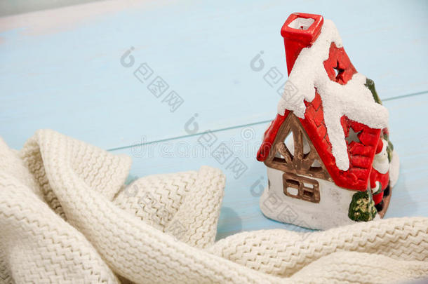 圣诞装<strong>饰品</strong>的概念准备绿<strong>松石</strong>破旧的木桌。舒适的针织毛毯和客舱概念冬季度假。